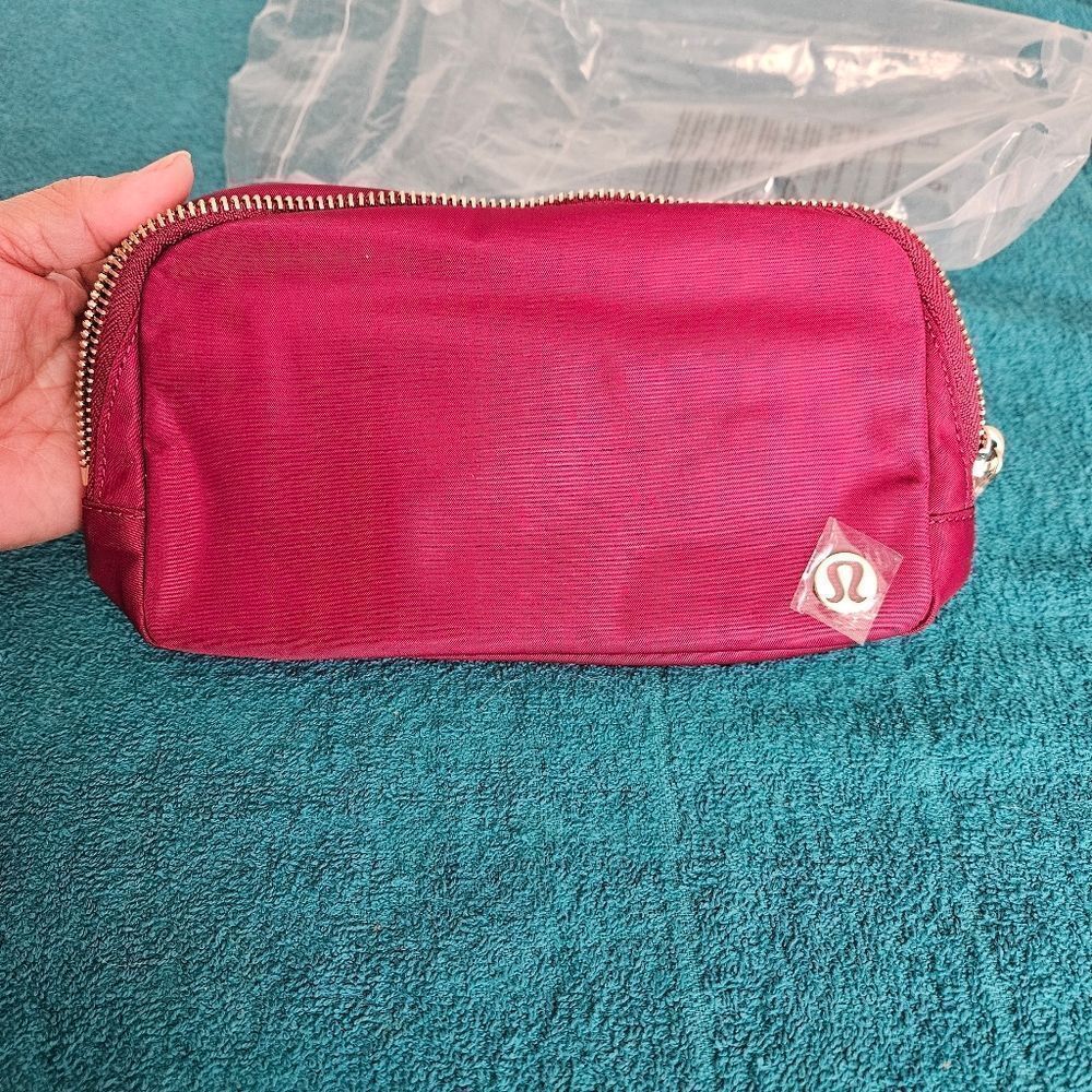 Lululemon Athletica Everywhere beltbag